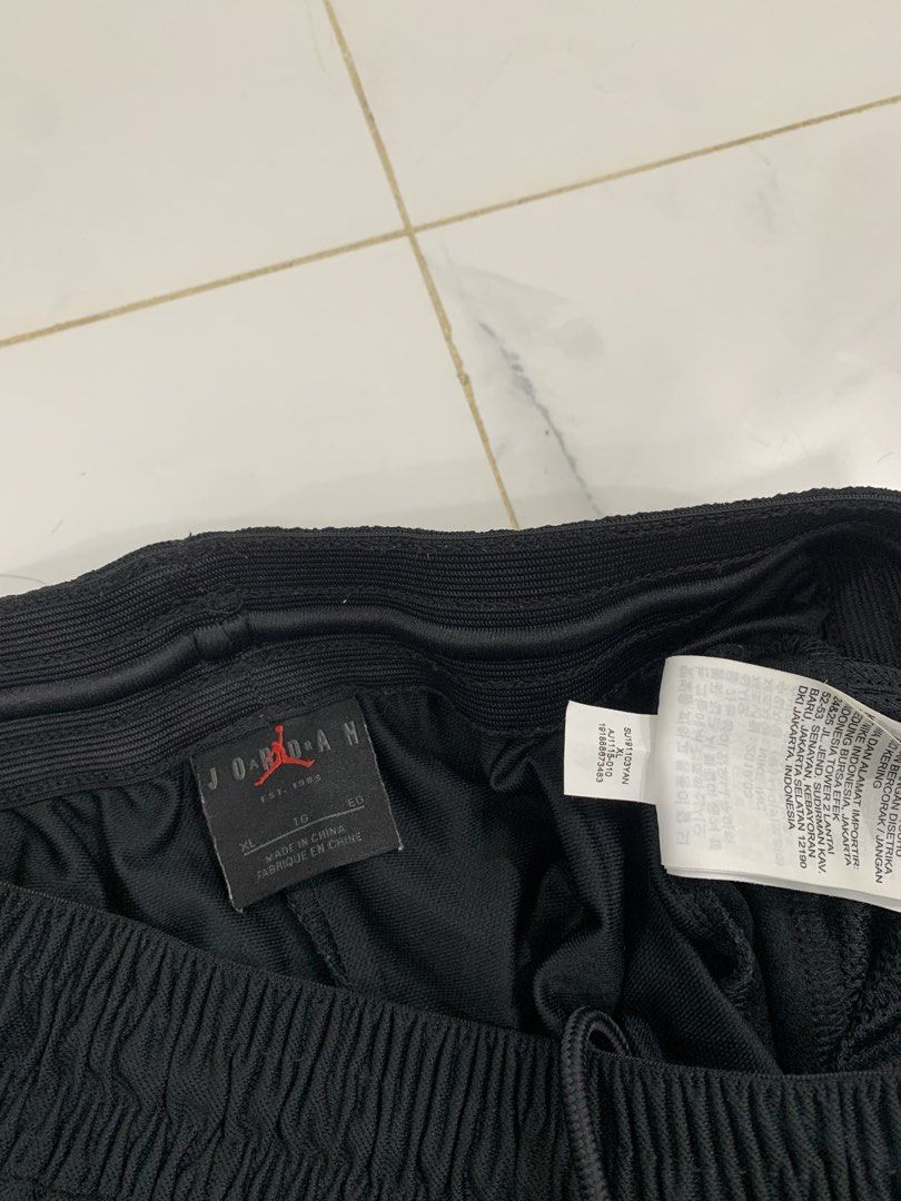 Jordan Triangle (Category: Shorts) located in Bogo. Submitted by 6010_thrift (Listing ID 1463604867, Image 3). Description: Size XL Waistline 30-36 Length 20 Good as new No issue.
