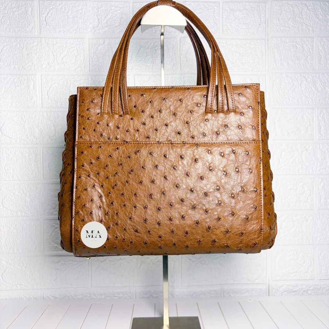 JRA Coded 155 Ostrich Leather Handbag (Category: Luxury Bags & Wallets) located in Manila. Submitted by maisonavoire (Listing ID 1463591453, Image 2). Description: 𝐉𝐑𝐀 𝐂𝐨𝐝𝐞𝐝 𝟏𝟓𝟓 𝐎𝐬𝐭𝐫𝐢𝐜𝐡 𝐋𝐞𝐚𝐭𝐡𝐞𝐫 𝐇𝐚𝐧𝐝𝐛𝐚𝐠 – 𝐁𝐫𝐨𝐰𝐧 𝐃𝐢𝐦𝐞𝐧𝐬𝐢𝐨𝐧𝐬: 28 cm × 13 cm × 23 cm 𝐌𝐚𝐭𝐞𝐫𝐢𝐚𝐥: Genuine Ostrich Leather featuring the distinctive natural quill pattern characteristic of genuine ostrich hide. 𝐃𝐢𝐬𝐭𝐢𝐧𝐜𝐭𝐢𝐯𝐞 𝐅𝐞𝐚