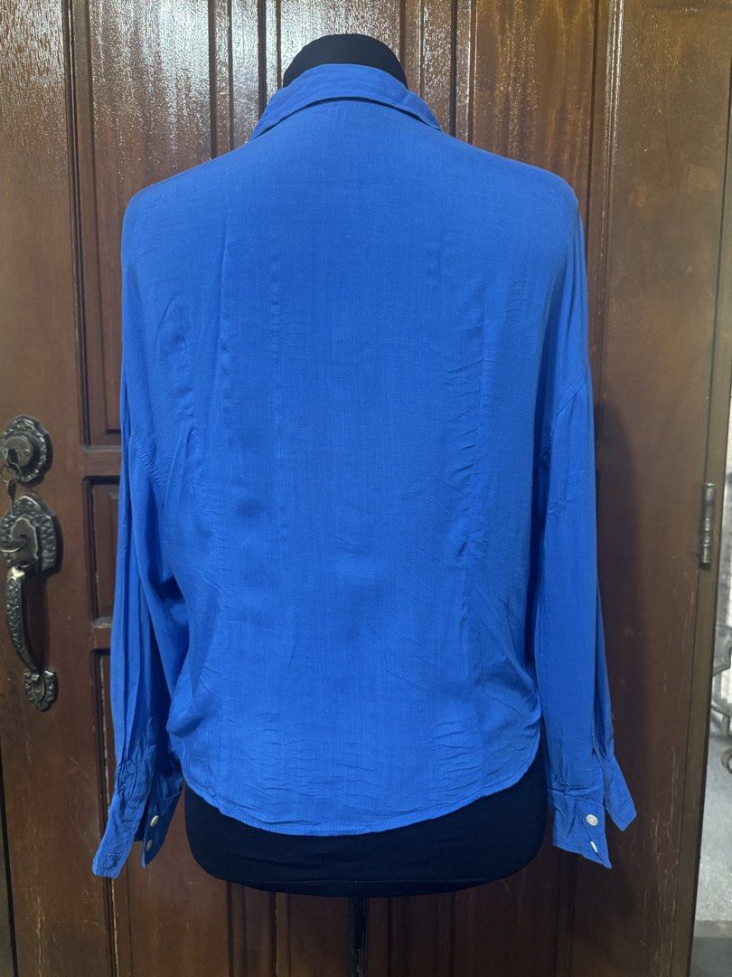 Just G Vive La Rock Blue Button Up Shirt (Category: Longsleeves) located in Manila. Submitted by prelovedshopmnl (Listing ID 1463579796, Image 2). Description: - Blue button-up shirt by Just G - Left chest pocket - Sleeves can be rolled up and secured with a button - Can be tied at the front for a cropped look - Ideal for casual wear.