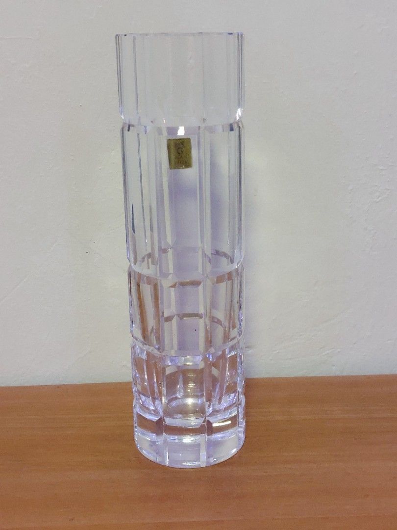 Kagami Crystal Glass/Vase (Category: Vases & Decorative Bowls) located in Muntinlupa City. Submitted by sakurambo_des (Listing ID 1463595133, Image 2). Description: Kagami Crystal Glass Vase Made in Japan Size: Diameter 58mm Height 185mm with box,sticker intact.