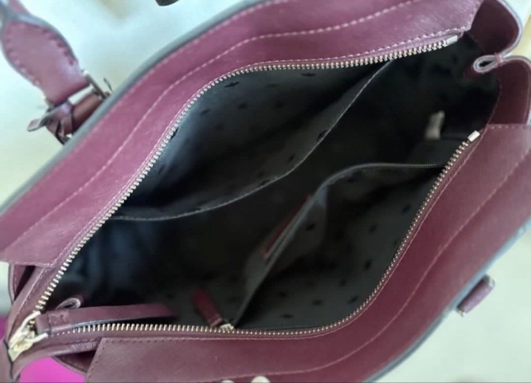 Kate Spade Cameron Dusk Buds ditsy medium (Category: Tote Bags) located in Caloocan City. Submitted by tsukki0440 (Listing ID 1463613824, Image 2). Description: 🌸 Condition: - Pre-loved - Overall in great condition - Functional and presentable * RFS: Decluttering + need funds! * Perfect for everyday use, work, or casual outings. * You can message me for more photos, videos, or inquiries. * SF will be shouldered by the buyer! .