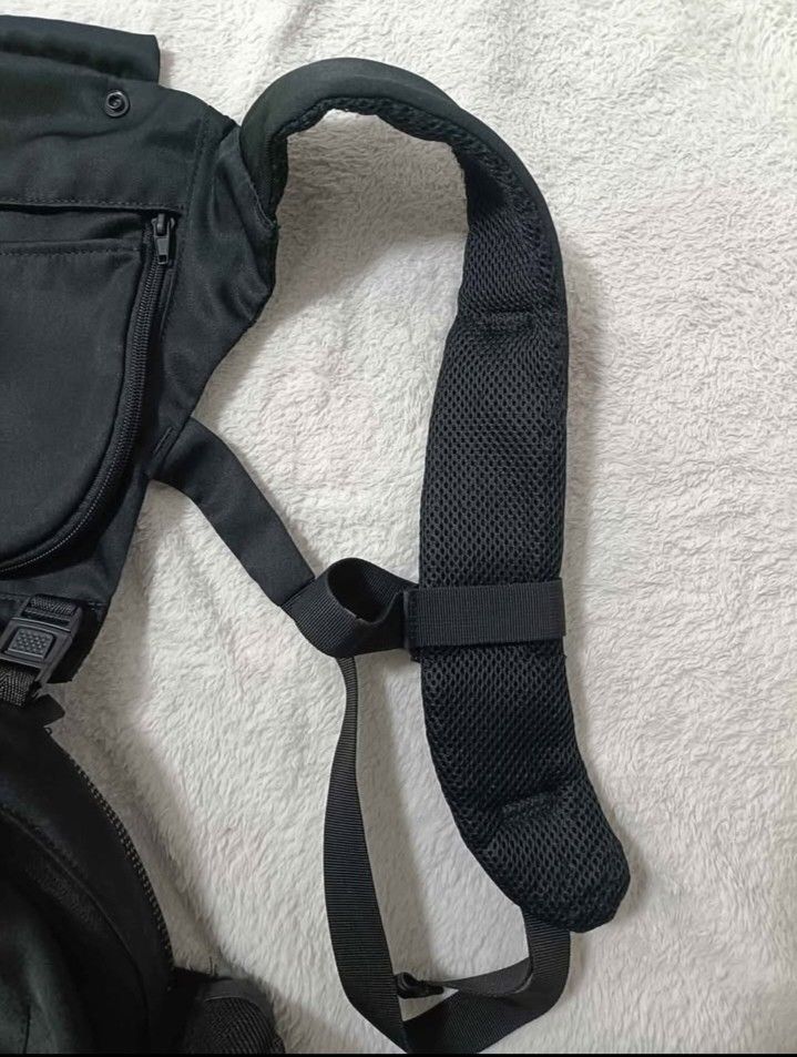Kerata Baby Carrier (Category: Carriers & Slings) located in Manila. Submitted by luvvicia_21 (Listing ID 1463605223, Image 2). Description: - Black Kerata baby carrier - Padded shoulder straps for comfort - Multiple pockets for convenient storage - Adjustable straps for a secure and personalized fit - Ideal for hands-free baby carrying.