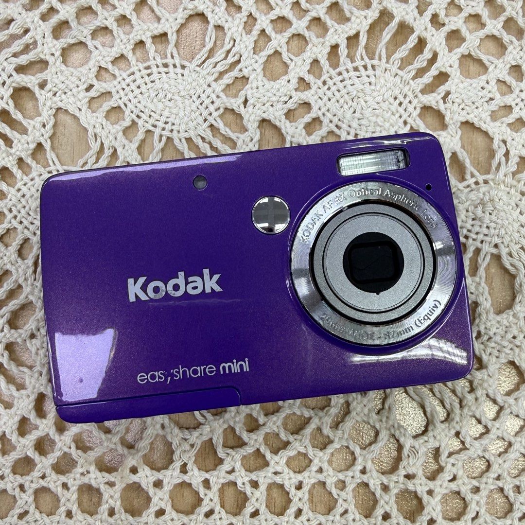 Kodak EasyShare Mini-M200 紫色CCD相機 （分類：相機）位於 Hong Kong。 由 kkkkkira 提交（商品編號 1462098086，圖片 2）。簡介： 送 SD卡 讀卡器 電池 充電器 Kodak easy share mini 數碼相機，紫色機身。細細部，方便帶出街影相。操作簡單，啱新手用。機身乾淨企理，鏡頭冇花。送俾人都得。。
