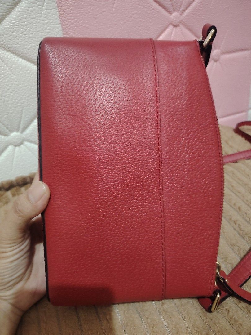 Ks (Category: Sling Bags) located in Bulacan. Submitted by jhefkheelo02163 (Listing ID 1463586613, Image 3). Description: Og kate spade Likenew condition Halos di ngamit para kang bumili ng bago tag nlng kulang 5kplus bnew nyan Flawless.