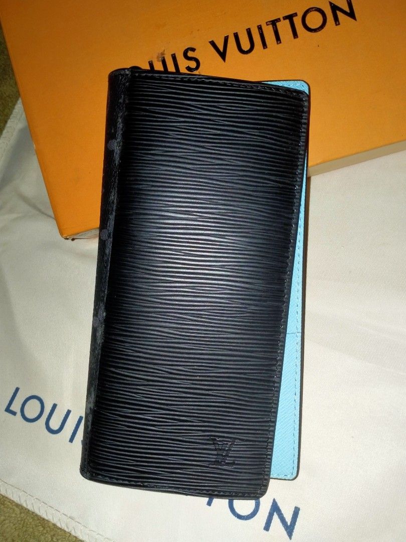 L V wallet (Category: Wallets & Card holders) located in Angeles City. Submitted by eslazatin789276 (Listing ID 1463673990, Image 3). Description: L V wallet brand new with box selling it as is.