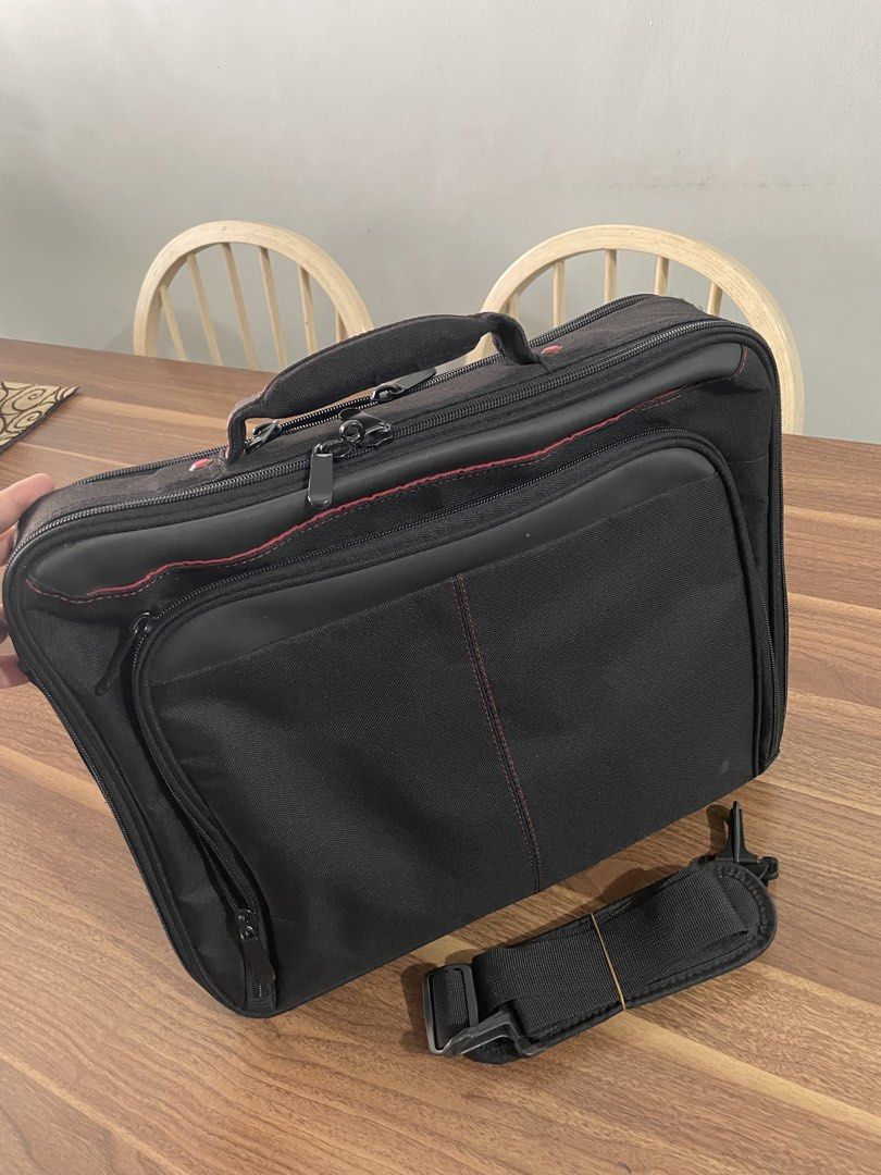 Laptop & documents bag (Category: Laptop Bags & Sleeves) located in Valenzuela. Submitted by 4kshoppe (Listing ID 1463620871, Image 1). Description: Heavy duty W/strap and lots of compartment NO Issue Good as new Padala lng from a relative from USA .