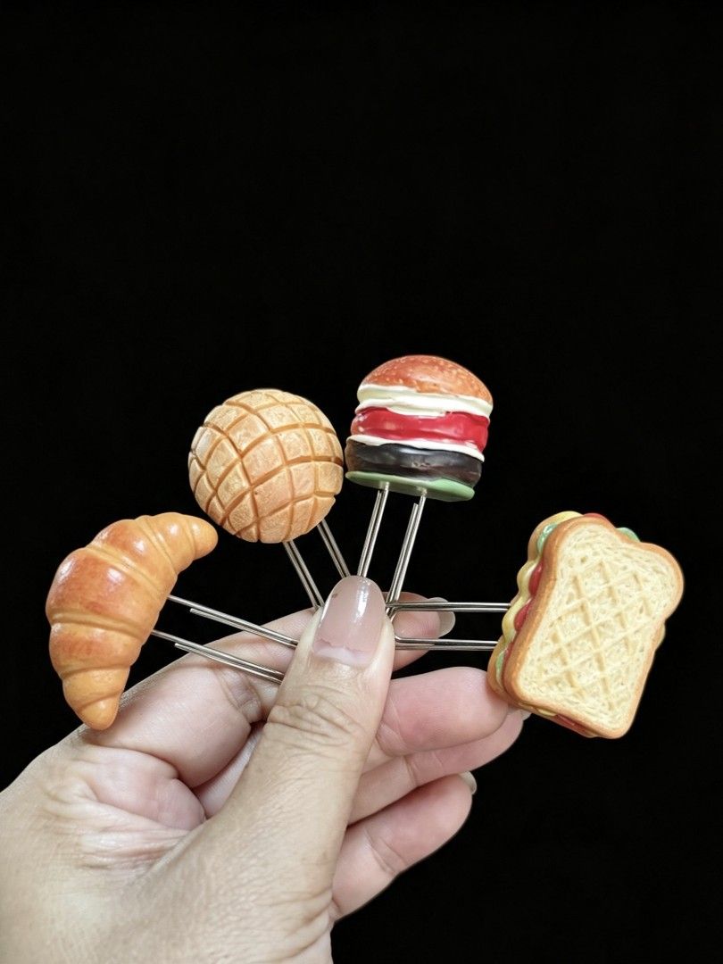 Large Paper Clips 4 pcs bread (Category: Stationery & School Supplies) located in Makati City. Submitted by khrizaccessories (Listing ID 1463624329, Image 2). Description: Bought from Daiso Japan.