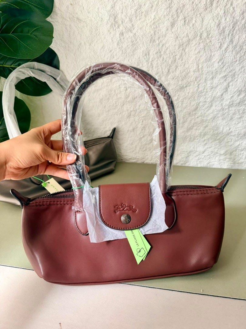 LC Eastwest Baguette Bag (Category: Shoulder Bags) located in Binan City. Submitted by pinkykeenshop (Listing ID 1463736457, Image 1). Description: .