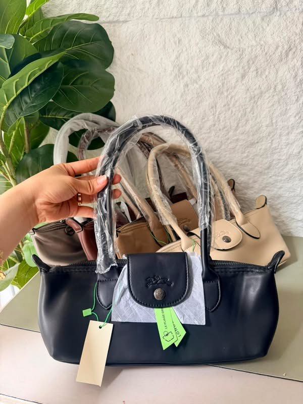 LC Eastwest Baguette Bag (Category: Shoulder Bags) located in Binan City. Submitted by pinkykeenshop (Listing ID 1463736505, Image 1). Description: .