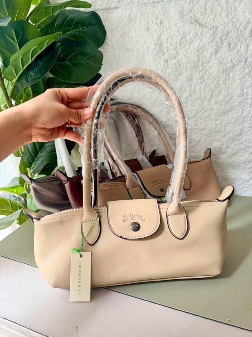 LC Eastwest Baguette Bag (Category: Shoulder Bags) located in Binan City. Submitted by pinkykeenshop (Listing ID 1463736625, Image 1). Description: .