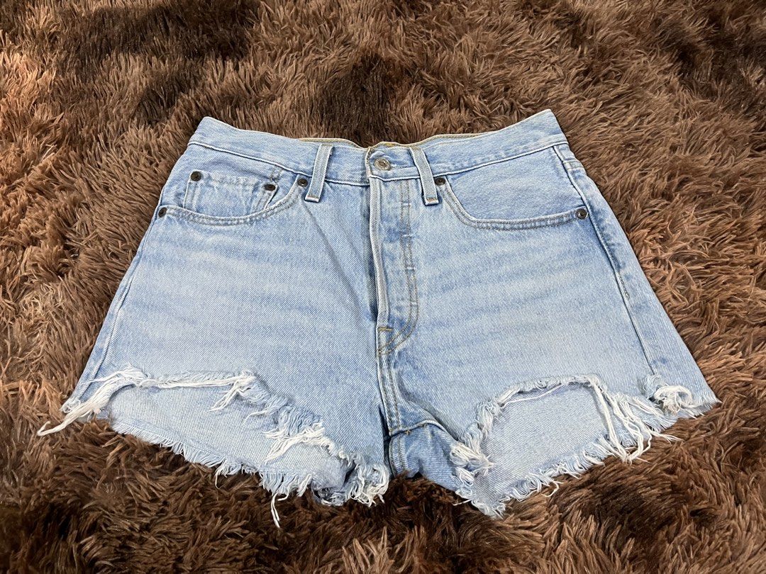 Levis 501 sexy short (Category: Shorts) located in Davao. Submitted by daveespino81318 (Listing ID 1463675464, Image 2). Description: Size 29 no issue.