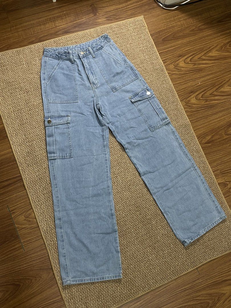 Light Wash Denim Cargo Pants (Category: Jeans) located in Pasig City. Submitted by miafml-closet-cleanout (Listing ID 1463577743, Image 2). Description: - never worn - wide-leg - see photo for measurements posted price is fixed! will not respond to hagglers. get a discount when you get 5+ items! 💵 mop: gcash / bdo / maribank / unionbank 🛵 courier: any. this is arranged & paid by the buyer. all items are left at the lobby for pick up. 🙅🏻‍♀️ no