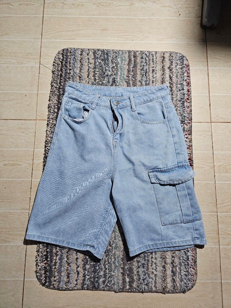 Light Wash Denim Cargo Shorts (Category: Shorts) located in Caloocan City. Submitted by angelocas (Listing ID 1463664331, Image 1). Description: - Light wash denim cargo shorts - Features a side flap pocket - Zipper fly with button closure - Two back pockets - Comfortable and casual design - Perfect for everyday wear.