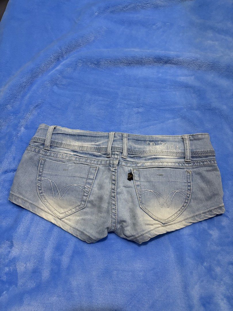 Light Wash Denim Shorts Size S (Category: Shorts) located in Valenzuela. Submitted by roxie018 (Listing ID 1463721316, Image 2). Description: - Cute light wash denim shorts - Low rise style - Front and back pockets - Button and zip closure - Great for casual wear - Fits size S.