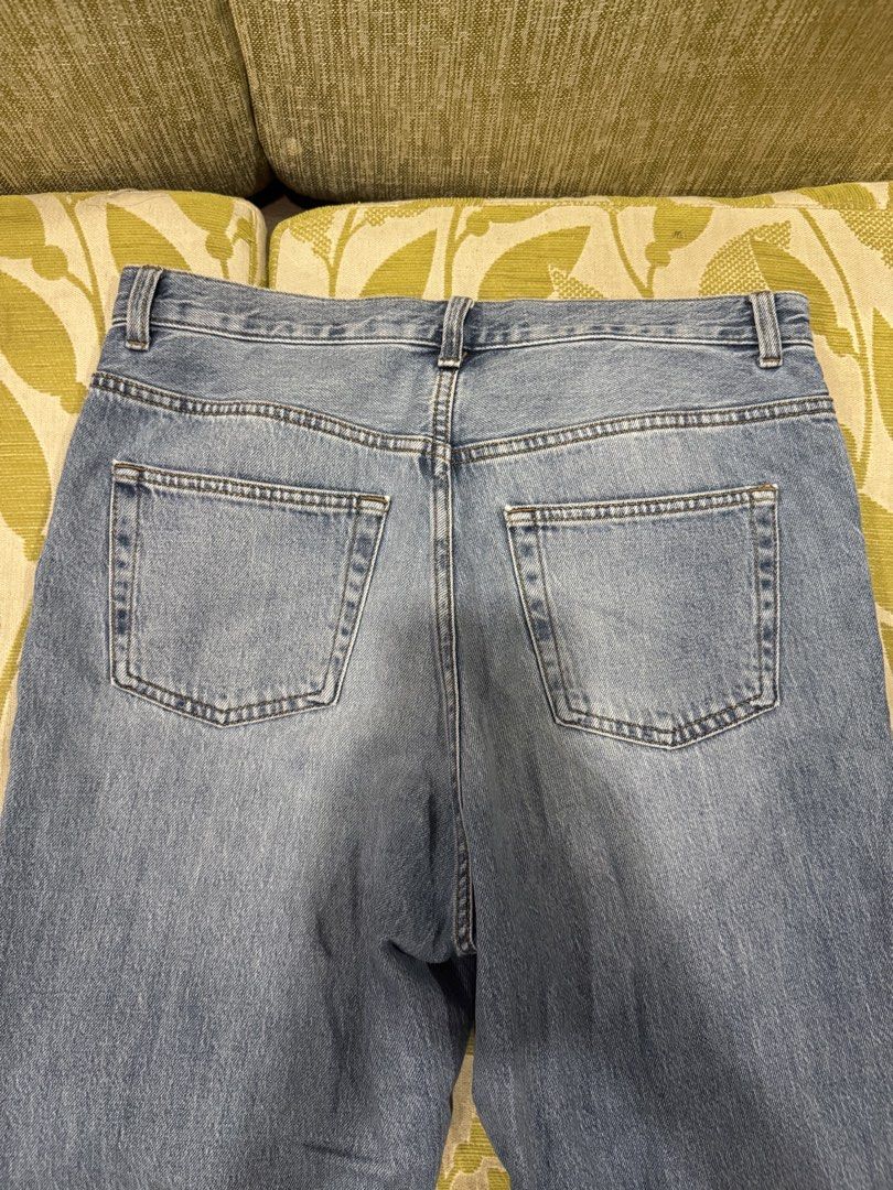 Light Wash GUESS Denim Jeans (Category: Jeans) located in Mandaue City. Submitted by jia.vi (Listing ID 1463692363, Image 2). Description: - Classic light wash denim jeans from GUESS - Standard five-pocket styling - Zipper fly closure - fits size 28-30.