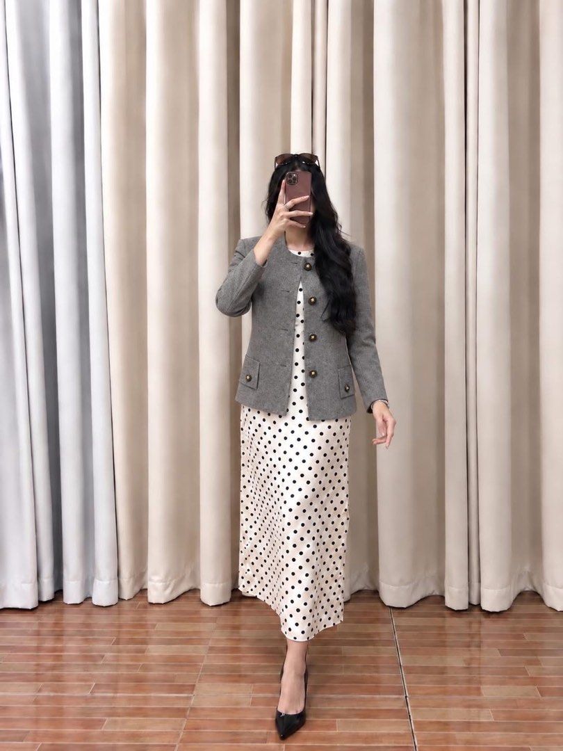 Lightweight Crepe Blazer in Light Gray (Category: Coats, Jackets and Outerwear) located in Taguig. Submitted by vm.co (Listing ID 1463731409, Image 1). Description: Perfect for: • Corporate office wear • Business travel • Smart casual outfits • Rainy or cool weather • Capsule wardrobe • Everyday sophisticated styling Condition: Appears to be in very good preloved condition with no visible major stains, tears, or discoloration in the photo. A ligh