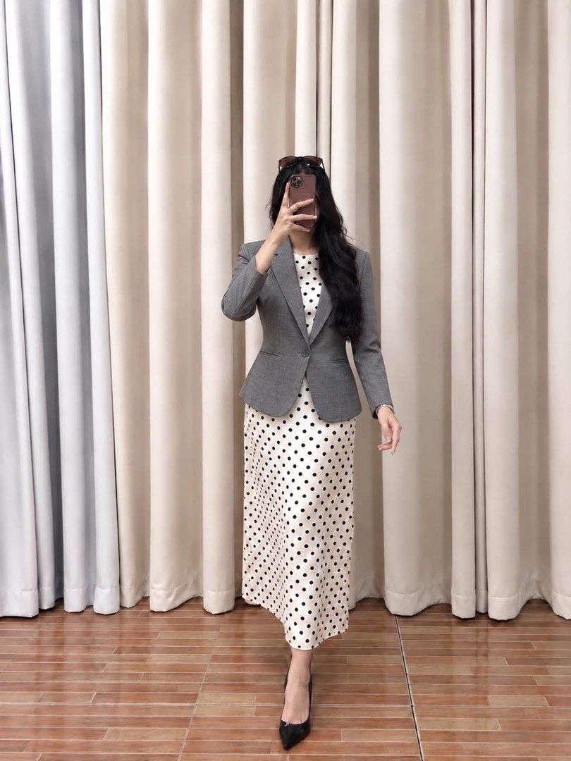 Lightweight Plaid Blazer in Gray (Category: Coats, Jackets and Outerwear) located in Taguig. Submitted by vm.co (Listing ID 1463731300, Image 1). Description: Perfect for: • Corporate office wear • Business travel • Smart casual outfits • Rainy or cool weather • Capsule wardrobe • Everyday sophisticated styling Condition: Appears to be in very good preloved condition with no visible major stains, tears, or discoloration in the photo. A light stea