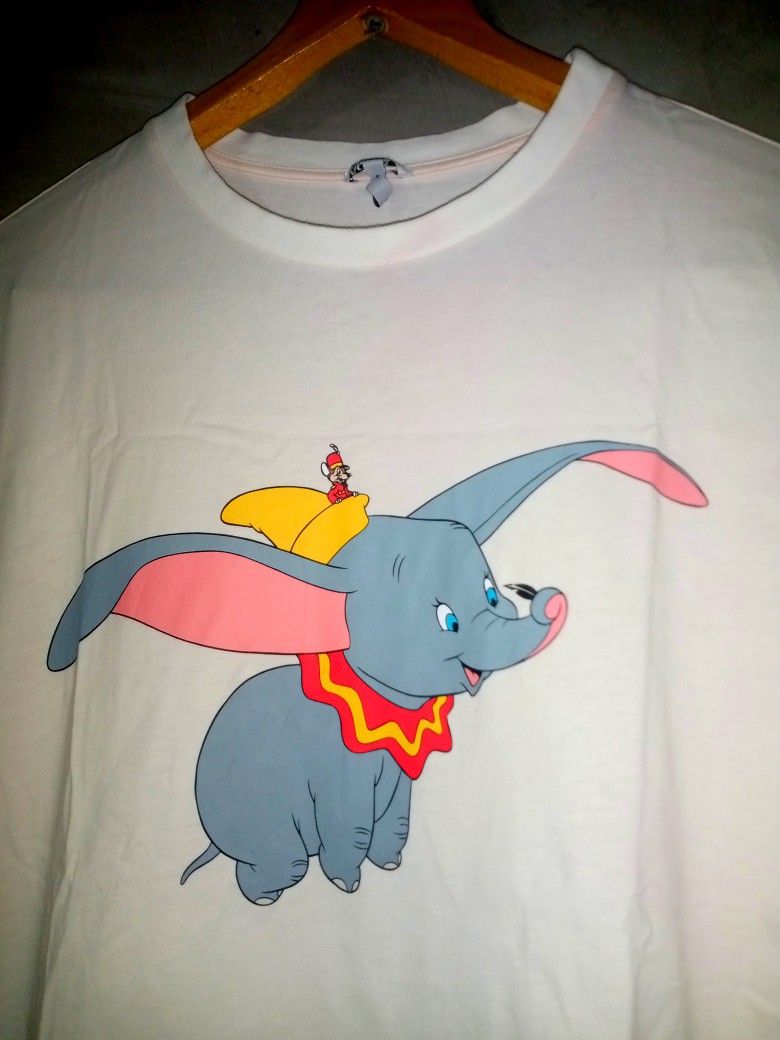 Loewe Dumbo Disney tshirt Authentic (Category: Luxury Apparel) located in Manila. Submitted by boldfalcon.38de78 (Listing ID 1463646372, Image 3). Description: Loewe x Disney Dumbo T-shirt featuring a graphic print of Dumbo on the front Loewe Disney Dumbo Authentic As new Condition Size M W -19 ' L -26.5 10/10 color rate No cracks print No issue Location Davao city Gcash payment J&T Courier Php 950 + sf DM 💌.