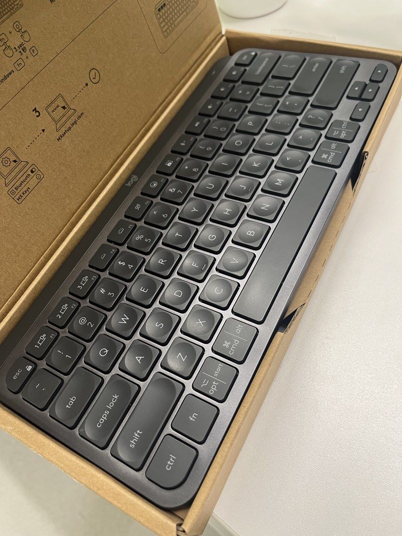 Logitech MX Keys Mini 99新 配件全齊 無線鍵盤 （分類：電腦鍵盤及相關產品）位於 Hong Kong。 由 louis_556677 提交（商品編號 1463571951，圖片 2）。簡介： 貨物狀況： 幾乎全新， 十分愛惜地用4個月， 配件全齊（bolt 接收器， 充電線， 包裝盒）， 帶兩年保養。出貨前會消毒和清潔乾淨！ 使用感想： High quality， 輕便小巧， 手感非常好， 必定會增加你返工樂趣 出手原因： 享受過寧靜， 還了較為熱情的機械鍵盤， 只有一對手， 所以誠意出手！ 需要注意：如果需要保養需要寄回大陸logitech保養中心（廣州）， 運費around 8-10hkd。。
