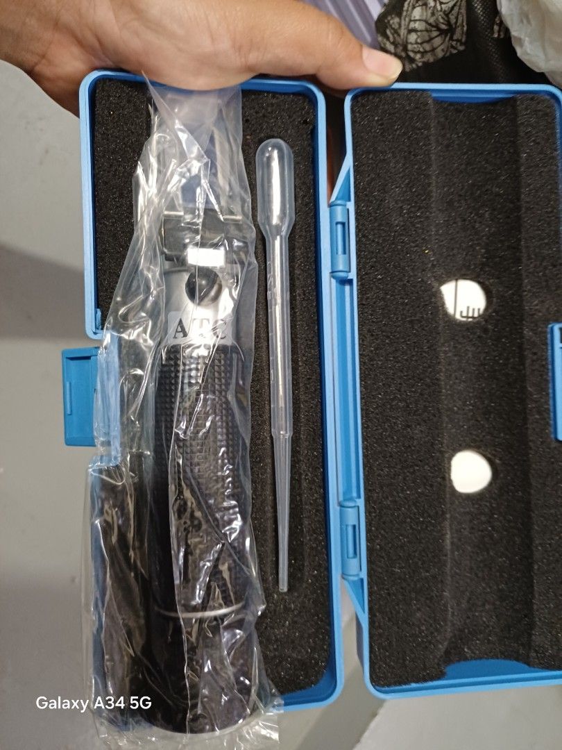 Loikaw Portable Refractometer RHS-10ATC (0-100%) (Category: Medical Supplies & Tools) located in Quezon City. Submitted by and_reaaaa11 (Listing ID 1463564866, Image 2). Description: - Portable refractometer in a blue case - Measures 0-100% concentration - Ideal for checking sugar content or salinity - Includes a dropper - Comes in its original case.