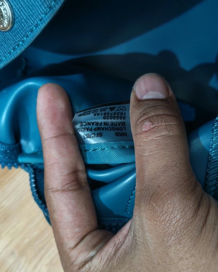 Longchamp Le Pliage Neo Shoulder Bag Teal (Category: Luxury Bags & Wallets) located in Baguio. Submitted by solo_ukay (Listing ID 1463693685, Image 3). Description: - Authentic Teal Longchamp Le Pliage Neo Bag - Durable Nylon Body - Genuine Leather Handles and Trim - Detachable Shoulder Strap Included - Secure Snap Button Closure on Flap - Made in France - Ideal for Everyday Use.