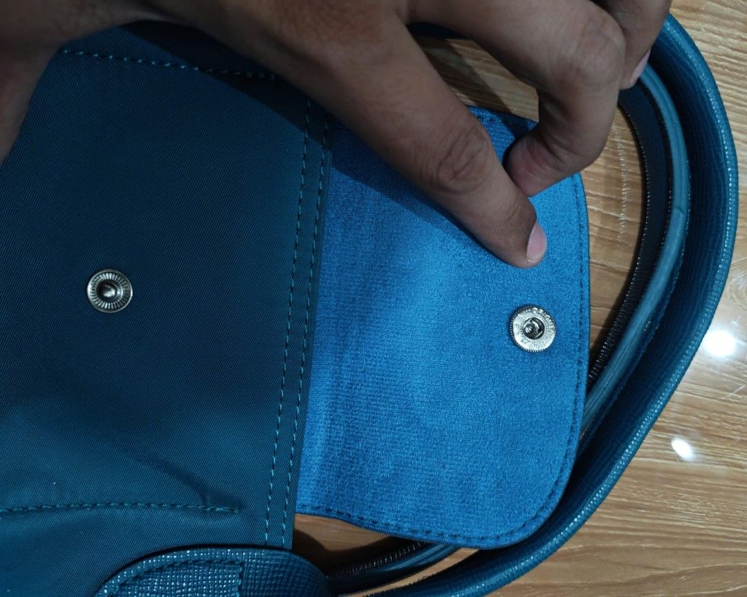 Longchamp Le Pliage Neo Shoulder Bag Teal (Category: Luxury Bags & Wallets) located in Baguio. Submitted by solo_ukay (Listing ID 1463693685, Image 2). Description: - Authentic Teal Longchamp Le Pliage Neo Bag - Durable Nylon Body - Genuine Leather Handles and Trim - Detachable Shoulder Strap Included - Secure Snap Button Closure on Flap - Made in France - Ideal for Everyday Use.