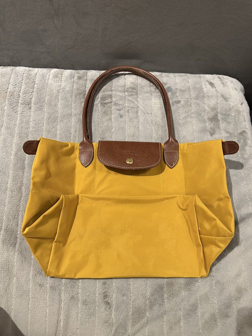 Longchamp M Long handle (Category: Tote Bags) located in Paranaque City. Submitted by missmargerrieal (Listing ID 1463661063, Image 2). Description: Original Longchamp Bag💯 Minsan lng nagamit, may konting rubs s gilid ng handle but not noticeable. No other issues, clean inside and out. Size : Medium with Long handle Srp : 11,000+ Inclusions : care card from Longchamp Japan Bought in Japan Money Back Guaranteed Original Longchamp✔️ .