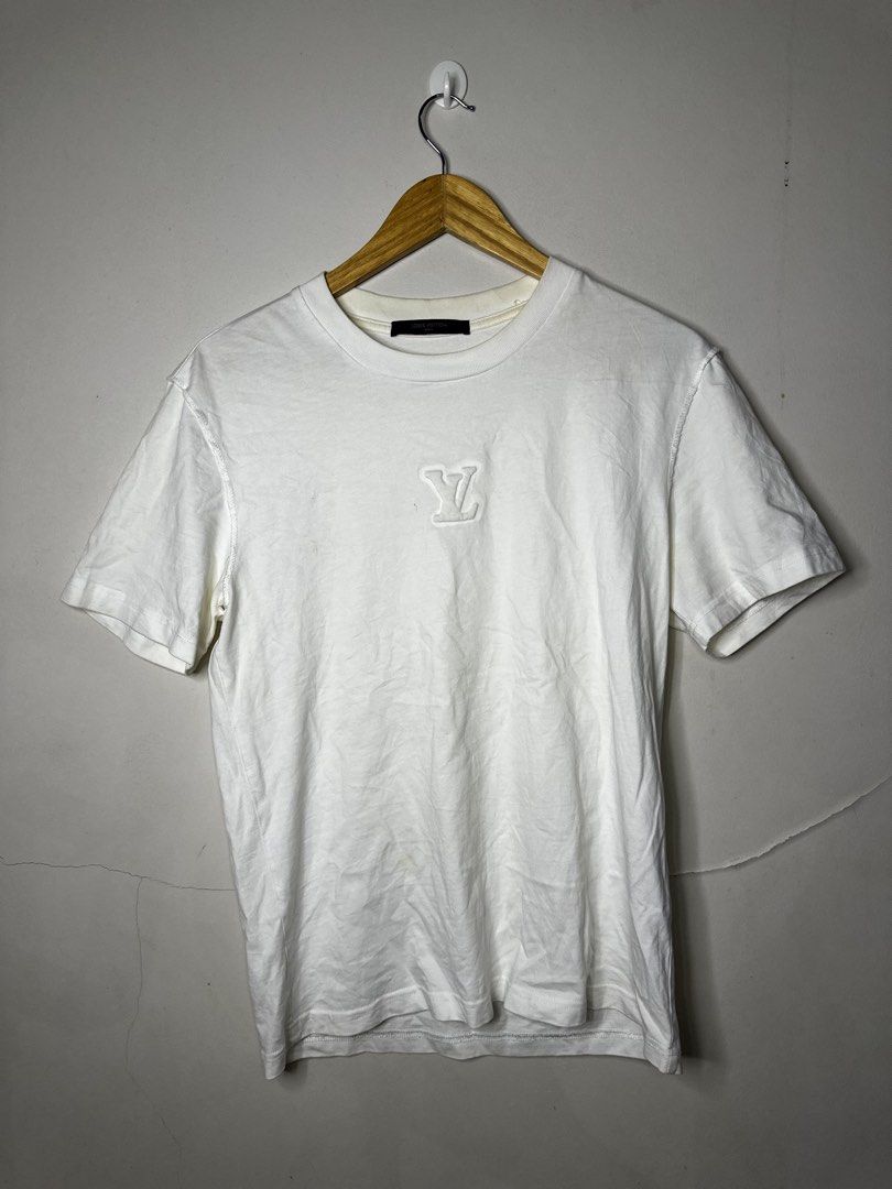LOUIS VUITTON (Category: Tshirts & Polo Shirts ) located in Molave. Submitted by thriftmate13 (Listing ID 1463709430, Image 1). Description: need wash.