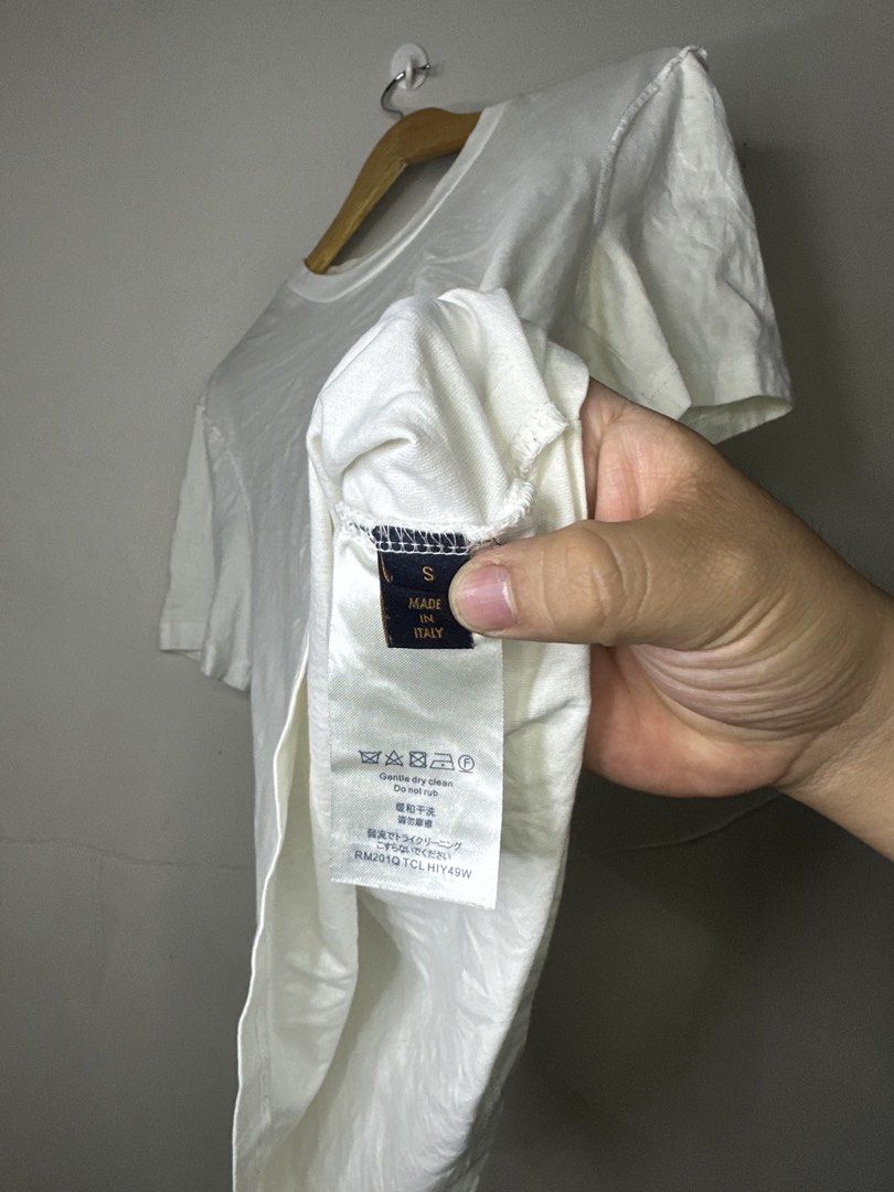 LOUIS VUITTON (Category: Tshirts & Polo Shirts ) located in Molave. Submitted by thriftmate13 (Listing ID 1463709430, Image 2). Description: need wash.
