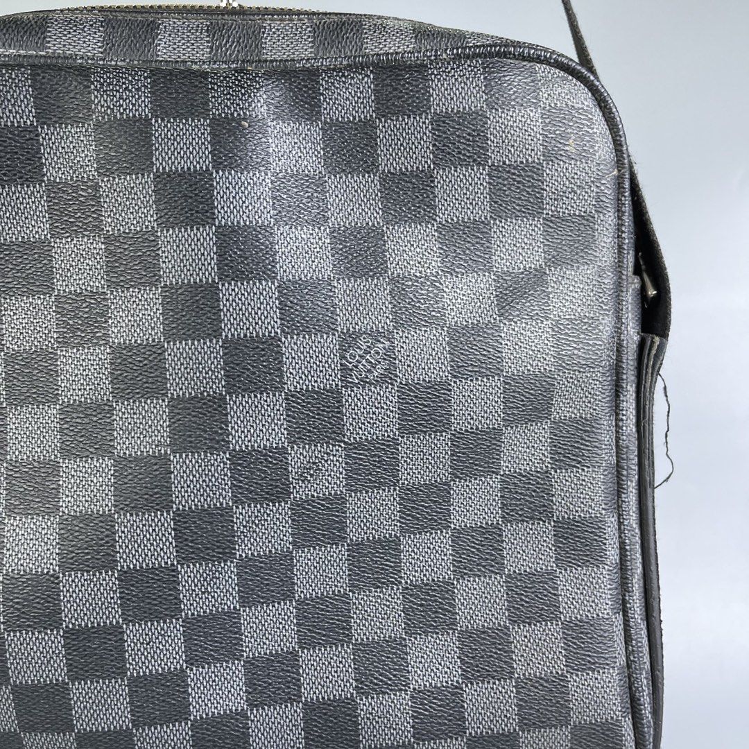 Louis vuitton bag (Category: Sling Bags) located in San Fernando. Submitted by sapatusannisean (Listing ID 1463668648, Image 2). Description: .