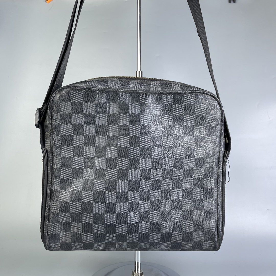 Louis vuitton bag (Category: Sling Bags) located in San Fernando. Submitted by sapatusannisean (Listing ID 1463668648, Image 1). Description: .