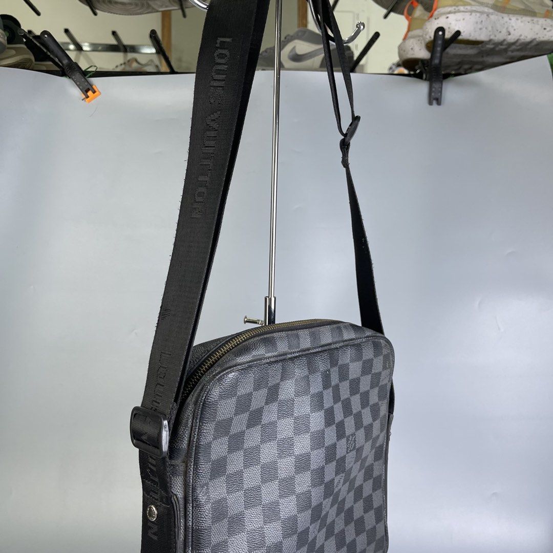 Louis vuitton bag (Category: Sling Bags) located in San Fernando. Submitted by sapatusannisean (Listing ID 1463668648, Image 3). Description: .