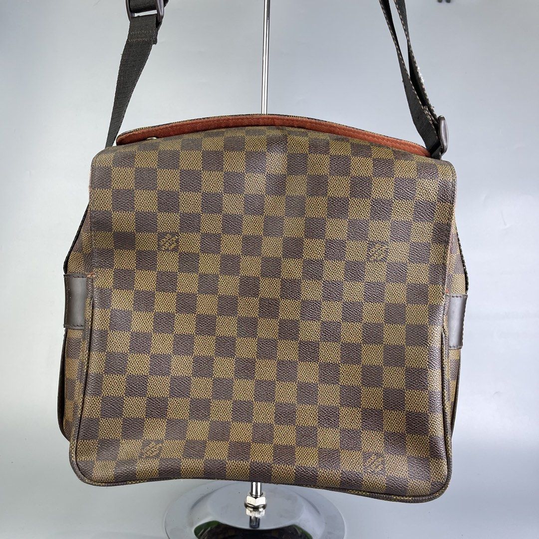 Louis vuitton bag (Category: Sling Bags) located in San Fernando. Submitted by sapatusannisean (Listing ID 1463668769, Image 1). Description: .