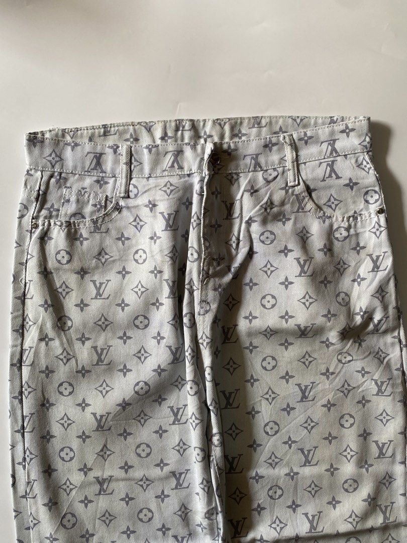 Louis Vuitton Gris Taile Monogram Pants (Category: Jeans) located in Manila. Submitted by finofindthisart (Listing ID 1463642272, Image 3). Description: Length 41 Waist 34 Hem 8 Measured it by inches P999 Issue: N/A This is a pre-loved/thrifted items and may show minor signs of issue due to its vintage nature. Kindly manage expectations. No refunds or exchanges will be accepted. 📍Pasay City DM for inquiries..