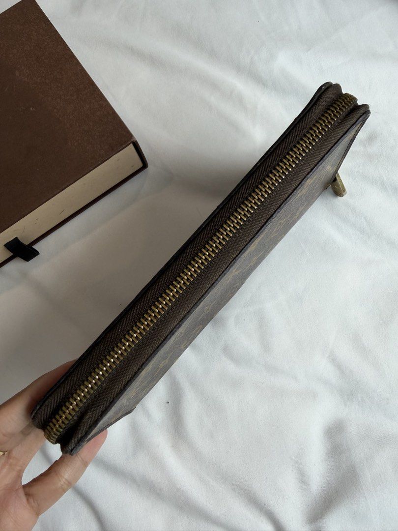 LOUIS VUITTON MONOGRAM LONG WALLET ZIPPY ORGANIZER (Category: Luxury Bags & Wallets) located in Makati City. Submitted by moiobsession (Listing ID 1463636490, Image 2). Description: authentic can fit iphone and passport.