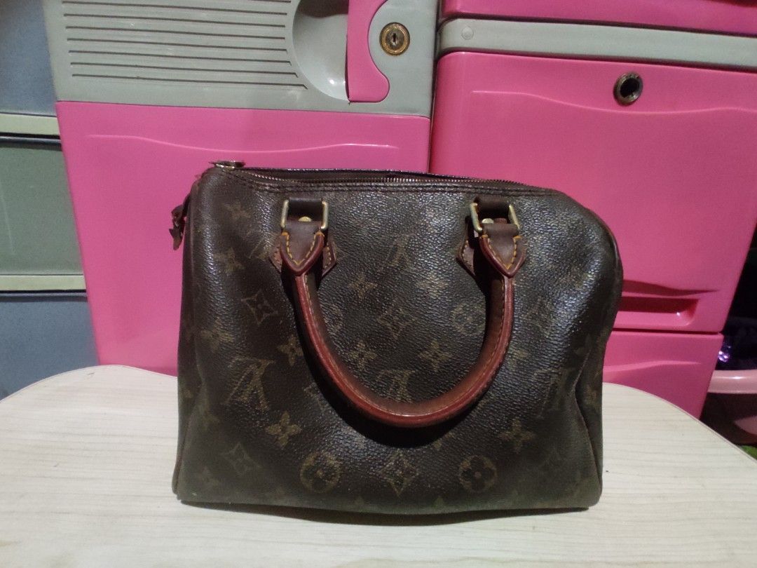 Louis Vuitton Speedy Monogram Canvas Handbag (Category: Luxury Bags & Wallets) located in Manila. Submitted by xiaochao.16 (Listing ID 1463739096, Image 2). Description: - Classic Louis Vuitton Speedy bag - Monogram canvas exterior - Leather handles and trim - Zipper closure - Timeless piece, great for daily use or travel - Shows some signs of wear on leather and canvas.