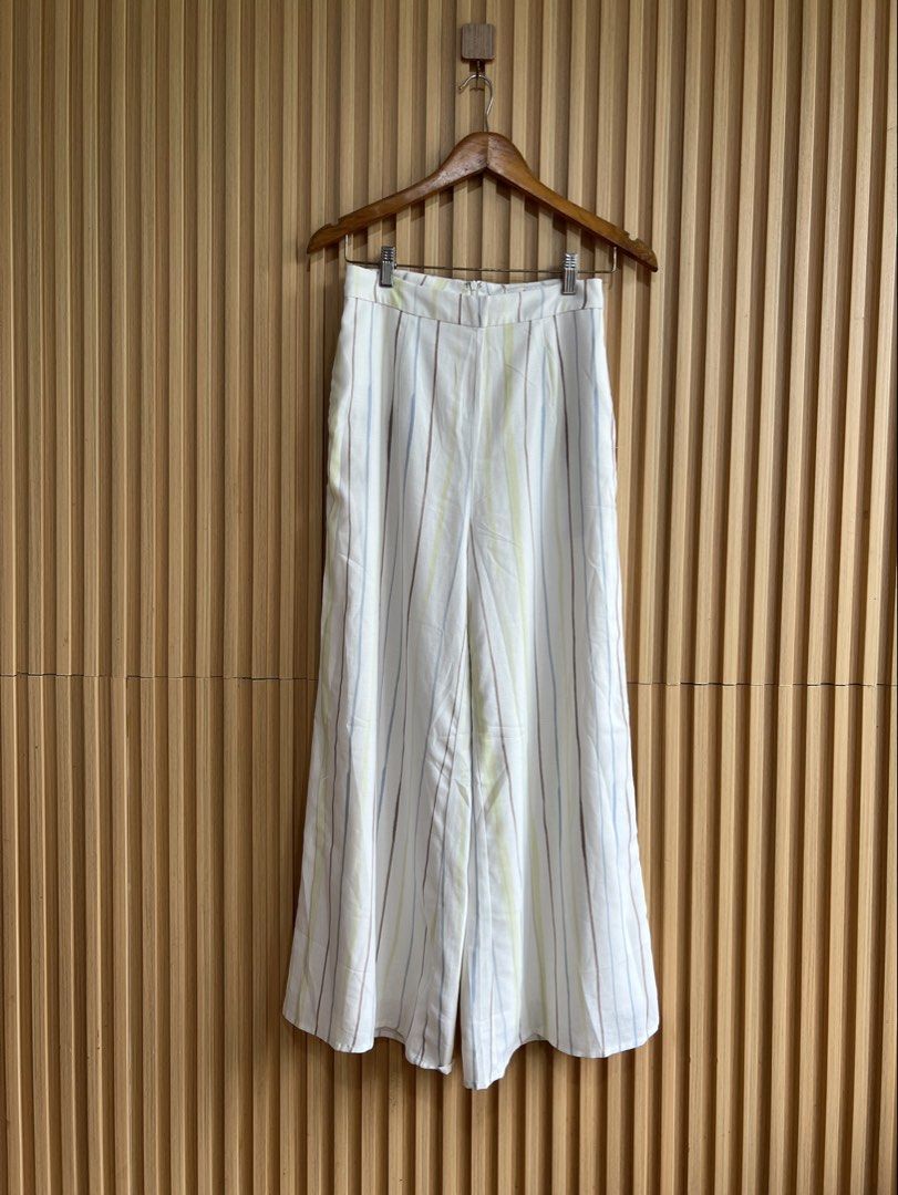 Love bonito (Category: Other Bottoms) located in Lipa City. Submitted by thyra06 (Listing ID 1463659108, Image 1). Description: Love bonito good as new soo pretty and comfy 🤍😍.