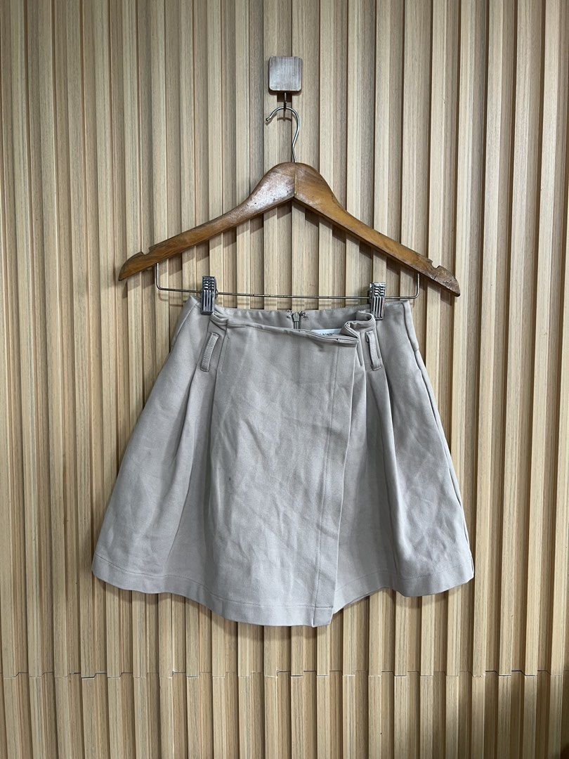 Love bonito (Category: Shorts) located in Lipa City. Submitted by thyra06 (Listing ID 1463662597, Image 1). Description: Love bonito skort good as new size 25/28 garter waust.