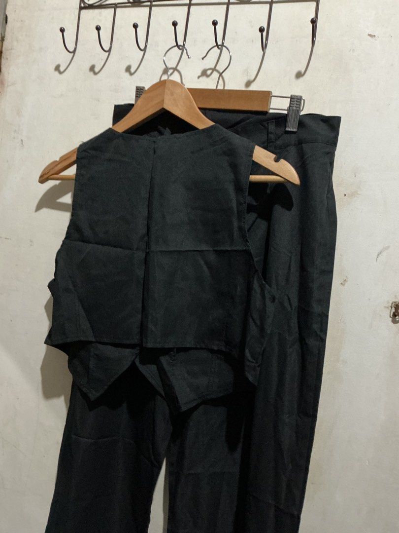 LOVITO CROP VEST AND TROUSER PANTS SET (Category: Sets or Coordinates) located in Dagupan City. Submitted by trendies_collection (Listing ID 1463645446, Image 3). Description: Brand new with pouch and hang tag Large on tag Message us for the measurements No issue.