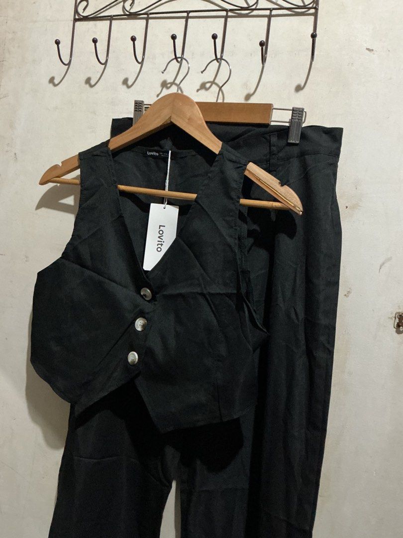 LOVITO CROP VEST AND TROUSER PANTS SET (Category: Sets or Coordinates) located in Dagupan City. Submitted by trendies_collection (Listing ID 1463645446, Image 2). Description: Brand new with pouch and hang tag Large on tag Message us for the measurements No issue.