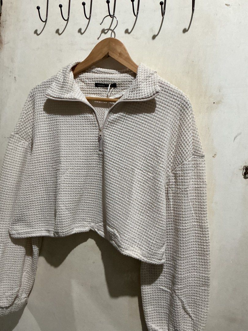 LOVITO CROP WAFFLE KNITTED LONG SLEEVES (Category: Coats, Jackets and Outerwear) located in Dagupan City. Submitted by trendies_collection (Listing ID 1463624000, Image 3). Description: Brand new with pouch and hang tag Small on tag, Keri sa medium No issue.