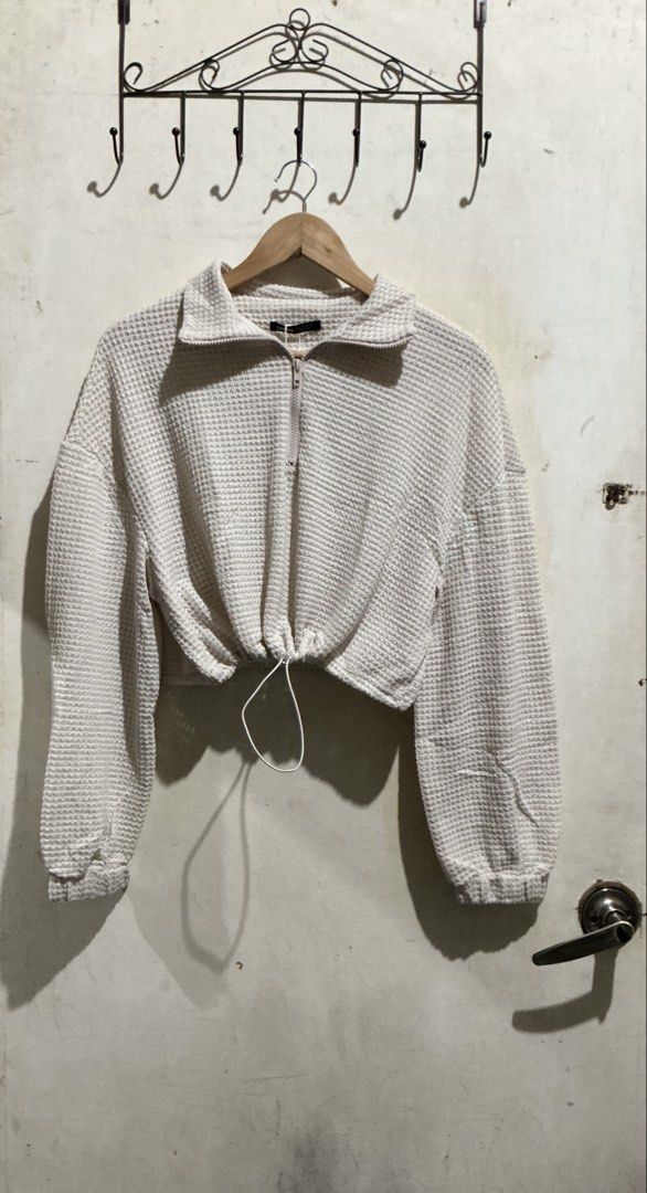 LOVITO CROP WAFFLE KNITTED LONG SLEEVES (Category: Coats, Jackets and Outerwear) located in Dagupan City. Submitted by trendies_collection (Listing ID 1463624000, Image 2). Description: Brand new with pouch and hang tag Small on tag, Keri sa medium No issue.