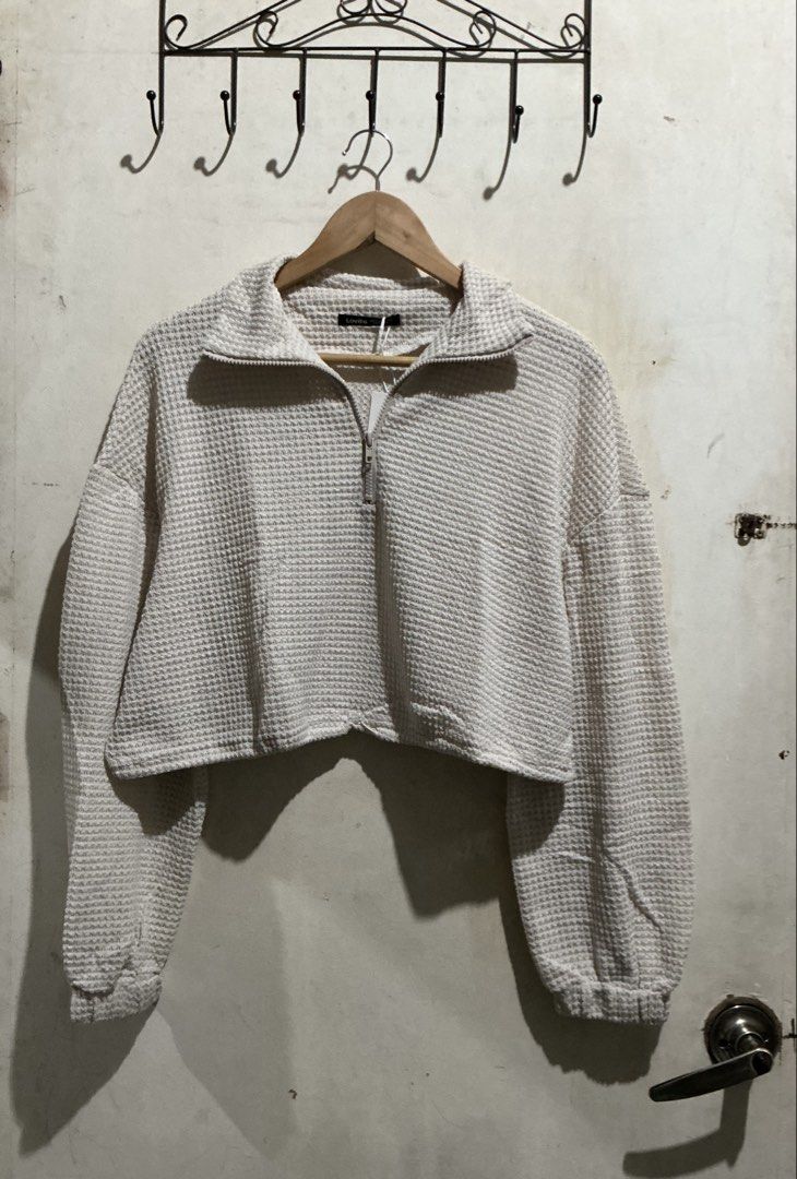 LOVITO CROP WAFFLE KNITTED LONG SLEEVES (Category: Coats, Jackets and Outerwear) located in Dagupan City. Submitted by trendies_collection (Listing ID 1463624000, Image 1). Description: Brand new with pouch and hang tag Small on tag, Keri sa medium No issue.