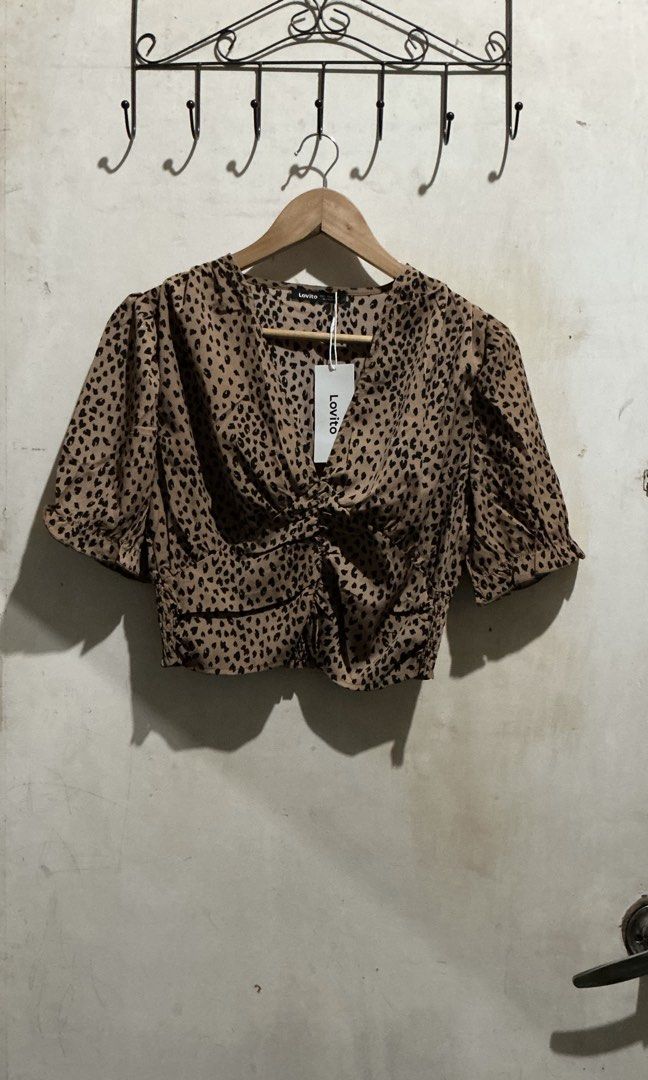 LOVITO LEOPARD PUFF SLEEVES CROP TOP (Category: Blouses) located in Dagupan City. Submitted by trendies_collection (Listing ID 1463623536, Image 2). Description: Brand new with pouch and hang tag Large on tag, Keri sa medium Garterized likod No issue.