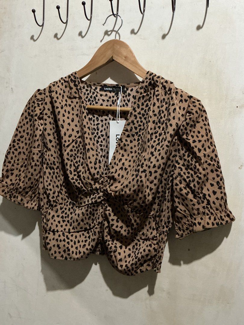 LOVITO LEOPARD PUFF SLEEVES CROP TOP (Category: Blouses) located in Dagupan City. Submitted by trendies_collection (Listing ID 1463623536, Image 3). Description: Brand new with pouch and hang tag Large on tag, Keri sa medium Garterized likod No issue.