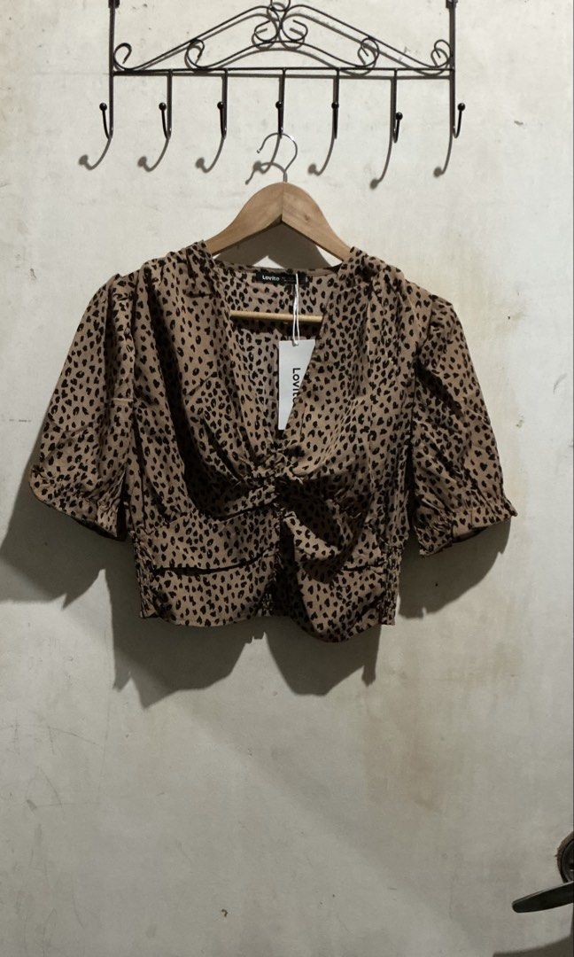 LOVITO LEOPARD PUFF SLEEVES CROP TOP (Category: Blouses) located in Dagupan City. Submitted by trendies_collection (Listing ID 1463623536, Image 1). Description: Brand new with pouch and hang tag Large on tag, Keri sa medium Garterized likod No issue.