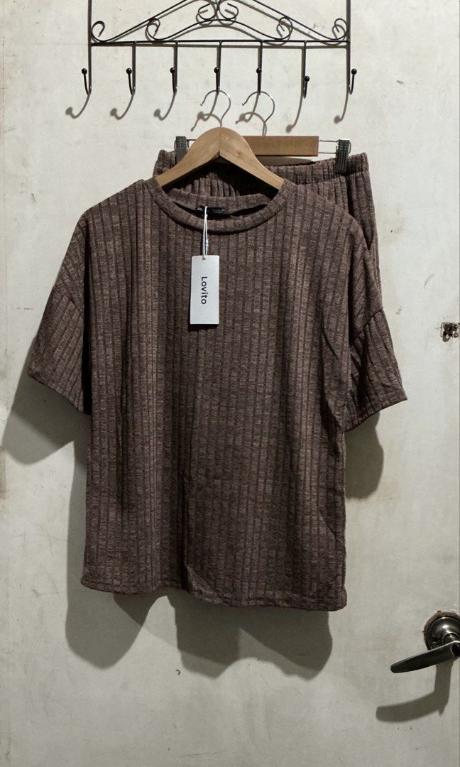 LOVITO OVERSIZE SHIRT AND CARGO STYLE SHORT SET (Category: Sets or Coordinates) located in Dagupan City. Submitted by trendies_collection (Listing ID 1463717919, Image 2). Description: Brand new with pouch and hang tag Medium on tag, kasya sa large Knitted tela No issue.