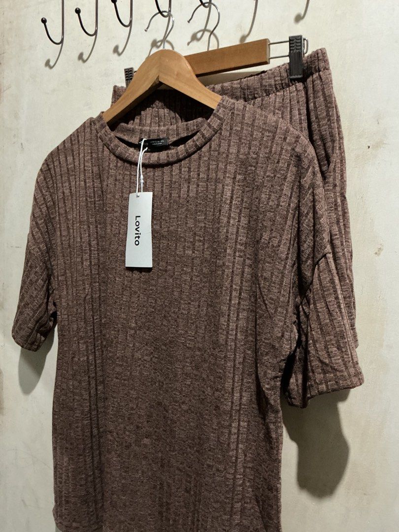 LOVITO OVERSIZE SHIRT AND CARGO STYLE SHORT SET (Category: Sets or Coordinates) located in Dagupan City. Submitted by trendies_collection (Listing ID 1463717919, Image 3). Description: Brand new with pouch and hang tag Medium on tag, kasya sa large Knitted tela No issue.