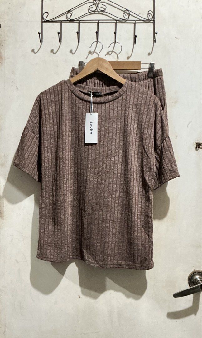 LOVITO OVERSIZE SHIRT AND CARGO STYLE SHORT SET (Category: Sets or Coordinates) located in Dagupan City. Submitted by trendies_collection (Listing ID 1463717919, Image 1). Description: Brand new with pouch and hang tag Medium on tag, kasya sa large Knitted tela No issue.