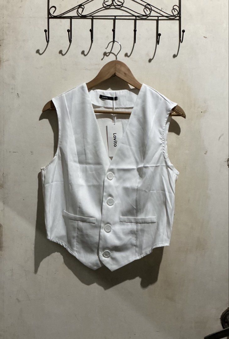 LOVITO WHITE VEST TOP (Category: Sleeveless) located in Dagupan City. Submitted by trendies_collection (Listing ID 1463616064, Image 1). Description: Brand new with pouch and hang tag large on tag, Keri sa semi medium No issue.